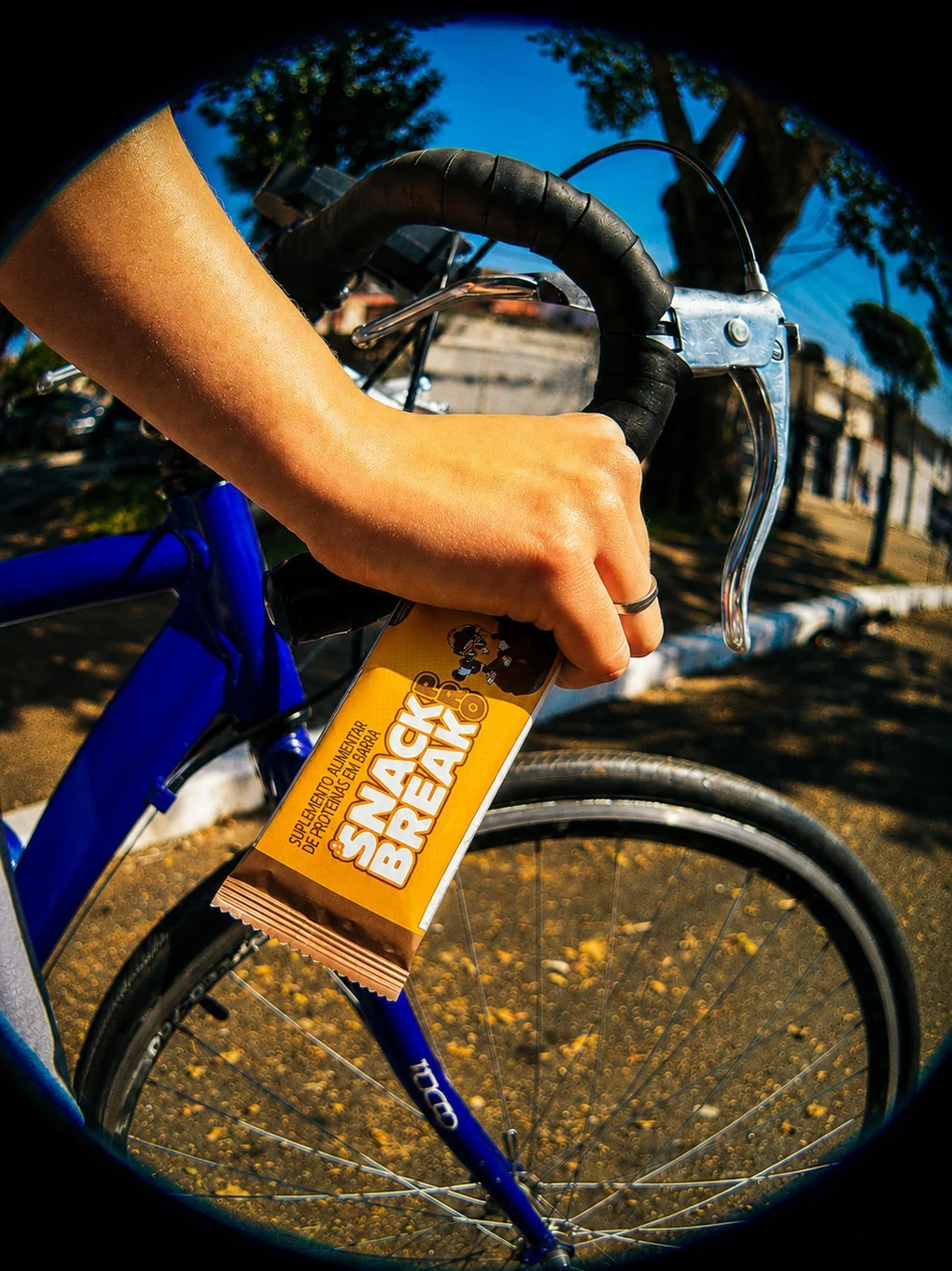 SnackBar de cenoura com brigadeiro apoiada na bicicleta