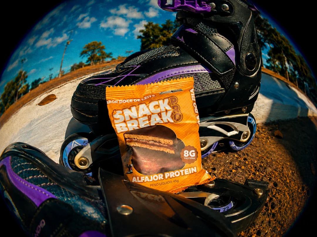 Embalagem do Alfajor Protein entre patins e capacete